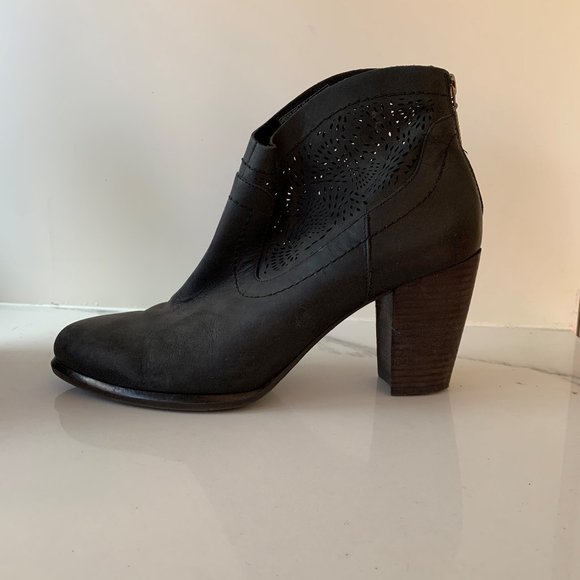 UGG Nubuck laser cut booties - Picture 1 of 11